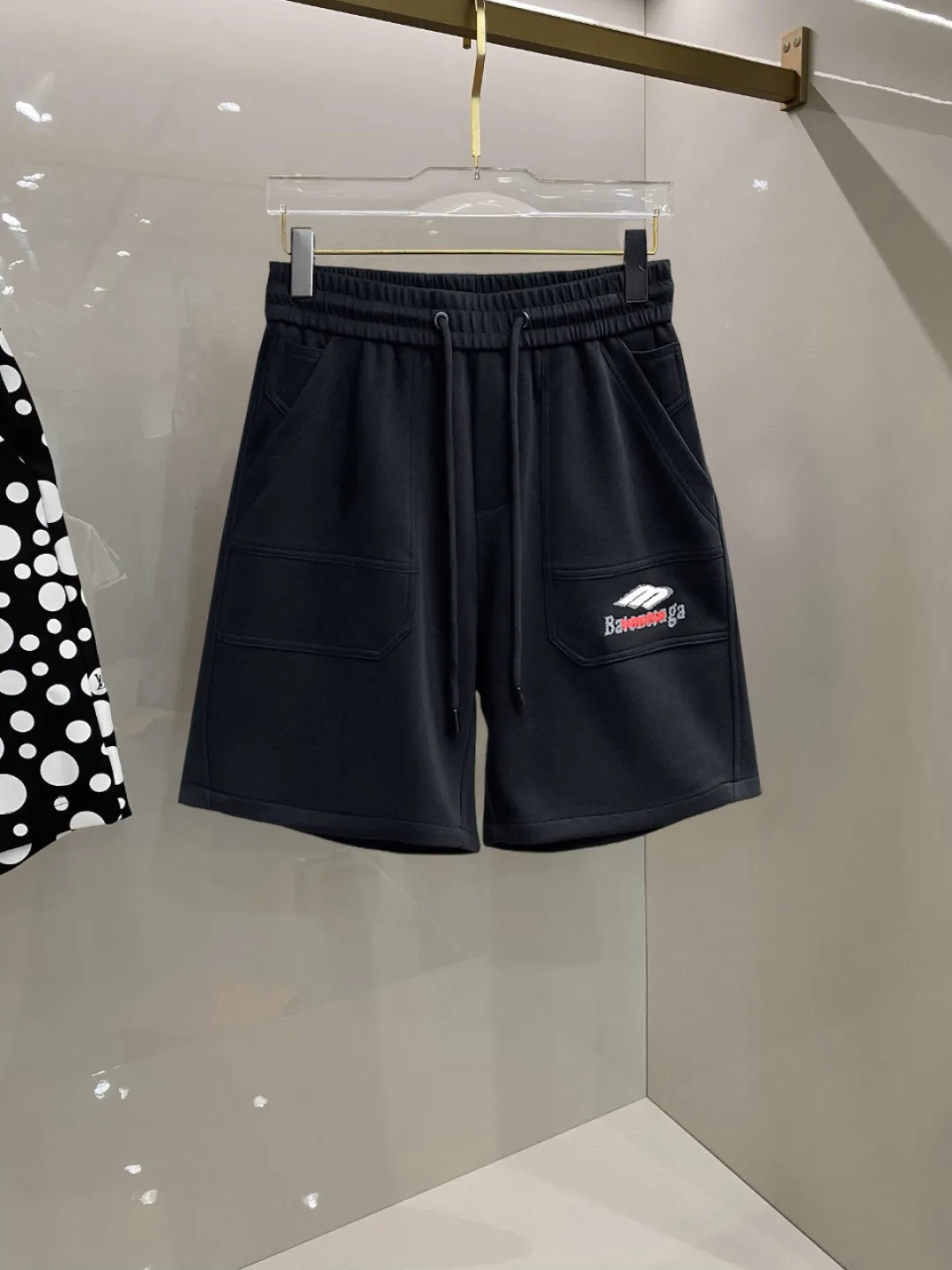 Balenciaga's three-standard complete 2026 summer New Arrival men's casual shorts, advanced custom-made Breathable fabric, Breathable fabric, extremely stretchy and comfortable, impeccable details, top-grade accessories, original logo design concept, delicate and soft feel! The upper body fit is awesome! Size: M-XXXL Please state your height and weight when ordering